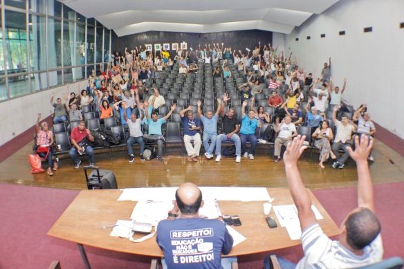 Técnicos-administrativos aprovam fim da greve. Foto: Renan Silva